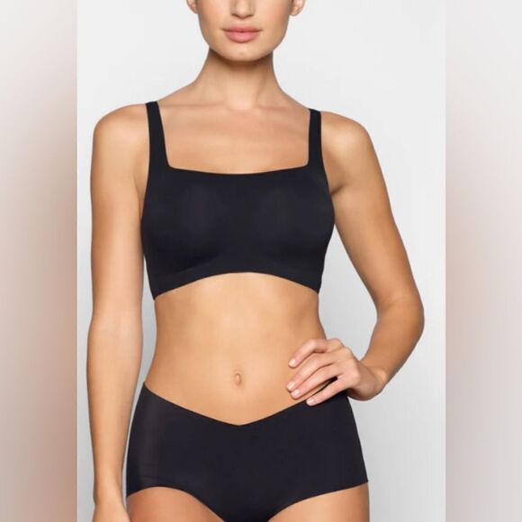 SKIMS naked scoop bra in onyx. NWT. Small